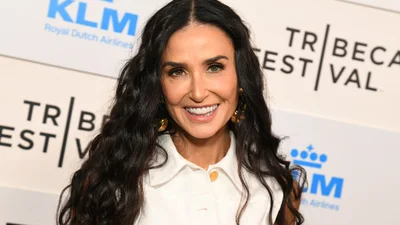 Деми Мур показала, как выглядеть элегантно в жару