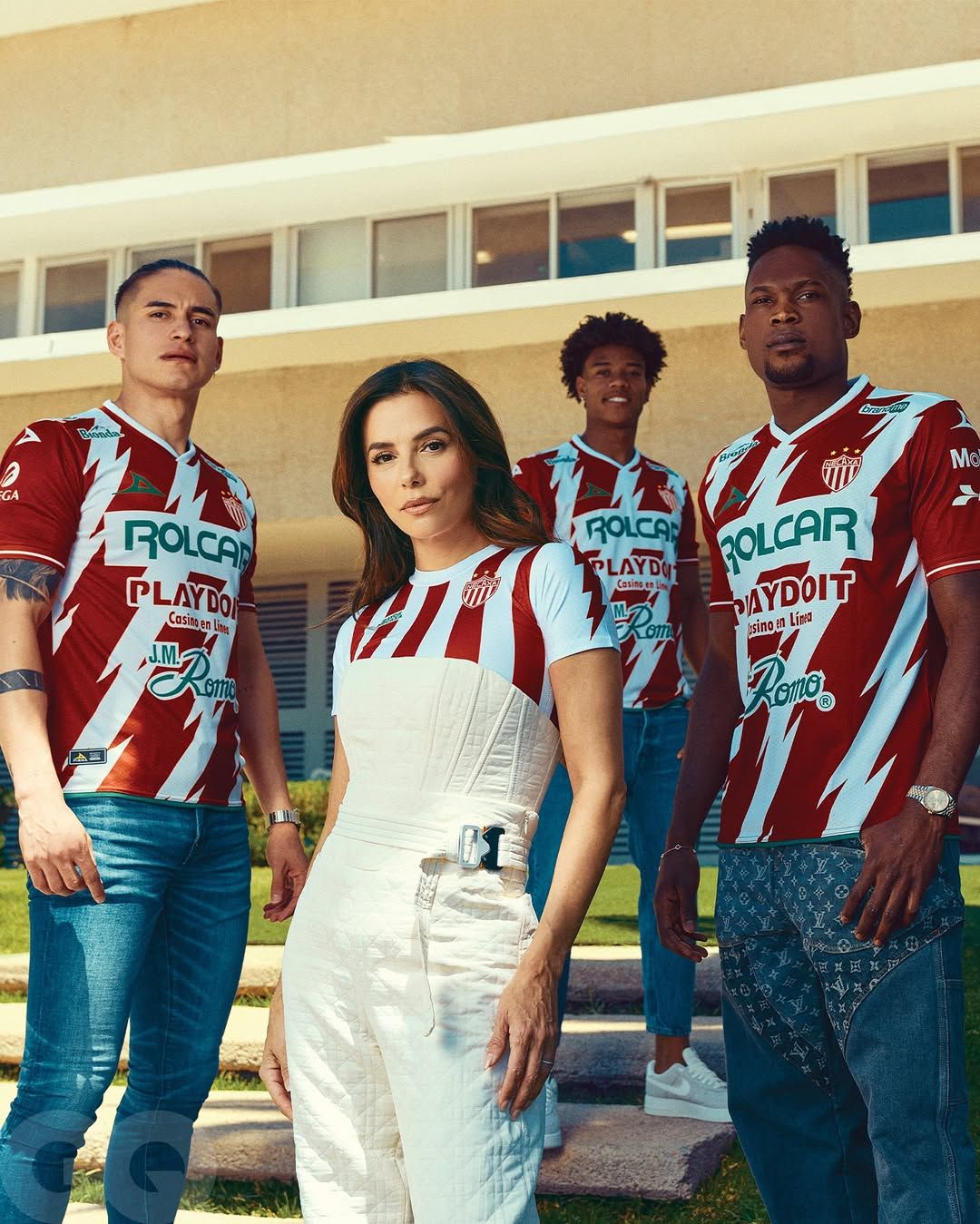 Лонгорія позувала з футболістами команди Necaxa. - 726956 Лонгорія позувала з футболістами команди Necaxa. - фото 726956