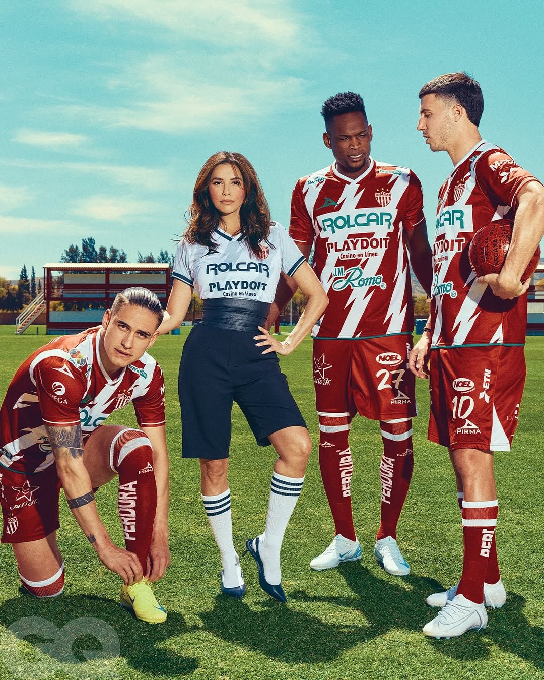 Єва Лонгорія з футболістами команди Necaxa. - 726957 Єва Лонгорія з футболістами команди Necaxa. - фото 726957