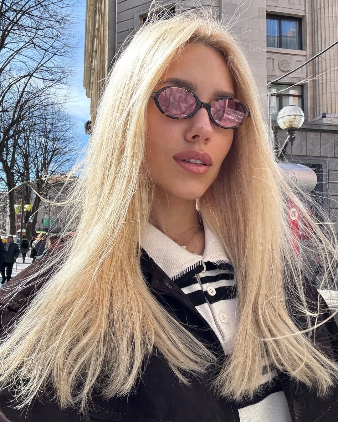 Очки, которые будут у всех этим летом: звездные образы и актуальные формы 2025 - фото 727261