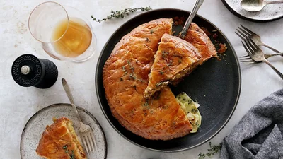 Пиріг з картоплею, сиром та зеленню – ніжне тісто на кефірі та соковита начинка