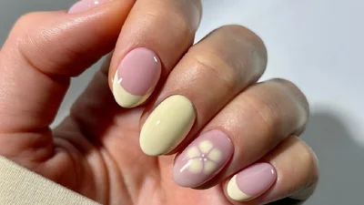 Пять вариантов минималистичного маникюра, актуальных летом 2025 года