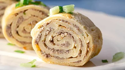 Рулети з вафельних коржів із фаршем – бюджетна закуска на свята