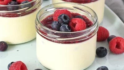 Дай духовці спокій: ніжний сметанний десерт з ягодами без випікання