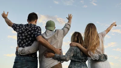 Лучшие поздравления с Днем друзей, которые греют лучше чая и мемов