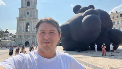 "Чорна хмара" посеред Києва - мережа гуде обговореннями нової грандіозної скульптури