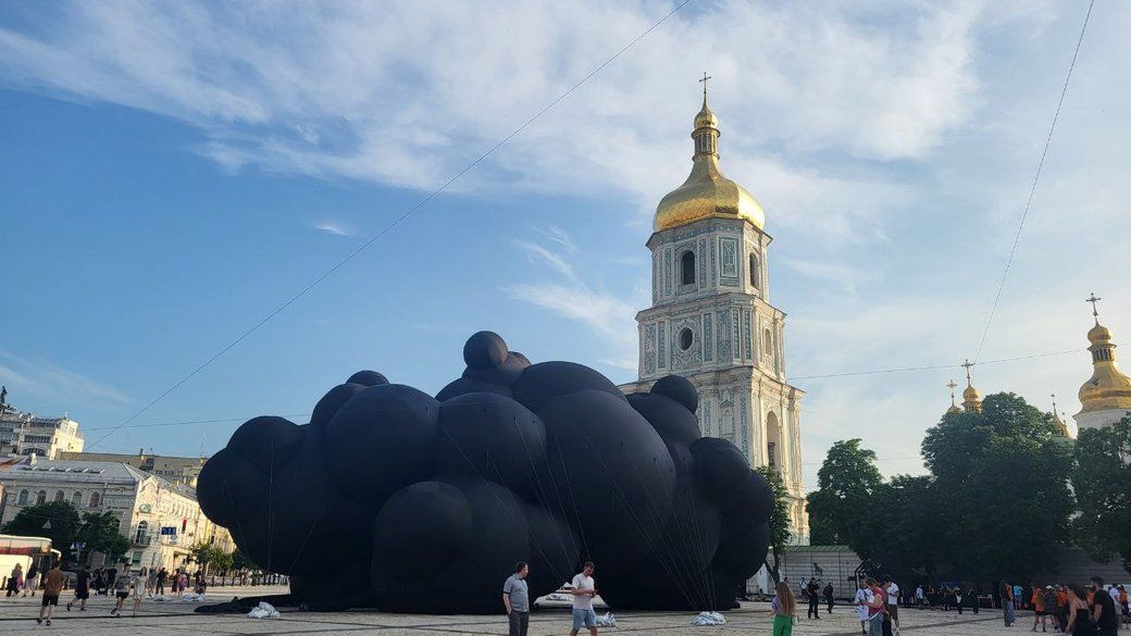 'Черное облако' посреди Киева - сеть гудит обсуждениями новой грандиозной скульптуры - 727897 'Черное облако' посреди Киева - сеть гудит обсуждениями новой грандиозной скульптуры - фото 727897