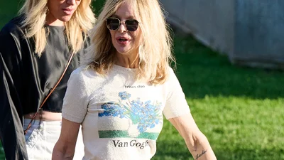 Мег Райан надела массивные ботинки и черные брюки - универсальный образ на неспектоную летнюю погоду