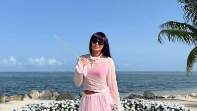 60-летняя Ассия Ахат в наряде цвета сахарной ваты намекнула на свадьбу