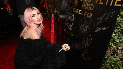 Меган Фокс выбирает на лето маникюр с фаллическими мотивами - нейл-арт не для слабонервных