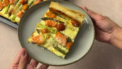 Вечеря за 20 хвилин для всієї родини: пиріг із рибою, сиром, спаржею й томатами