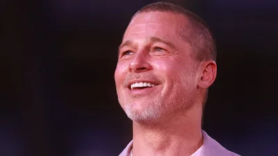 Брэд Питт впервые "выгулял" новую прическу, которая омолодила актера на 20 лет