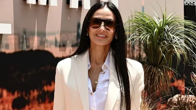 Деми Мур ошеломила эффектным блейзером: casual, который впечатляет