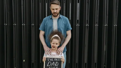 Папе, что далеко: щемящие и сильные поздравления с Днем отца