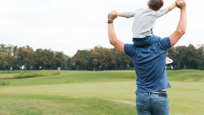 Сила поколений: трогательные поздравления с Днем отца от сына и открытки