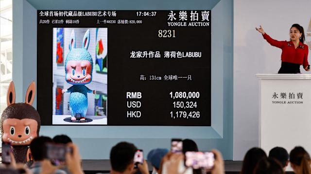 Безумство не утихает: игрушку Labubu продали за рекордные 150 тысяч долларов - фото 730037