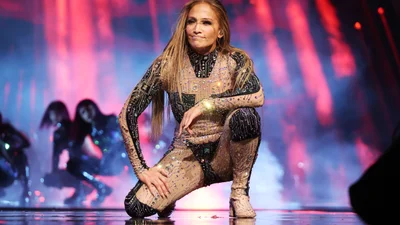 Крошка Джей Ло в розовых боди-леггинсах едва не остановила движение в городе своим появлением - вот это фигурка в 55