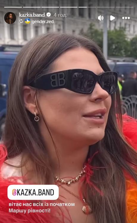 'Я очень счастлива': Александра Зарицкая поддержала Марш равенства и спела в яркой шубе-радуге - 730660 'Я очень счастлива': Александра Зарицкая поддержала Марш равенства и спела в яркой шубе-радуге - фото 730660