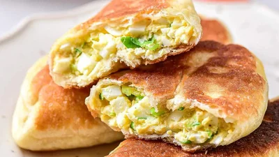 Пиріжки з рисом, яйцем і зеленню – смачніші, ніж за рецептом бабусі