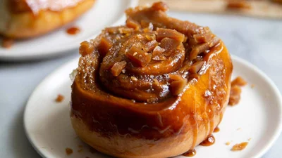 Випічка дитинства: як спекти рум’яні булочки зі згущеним молоком