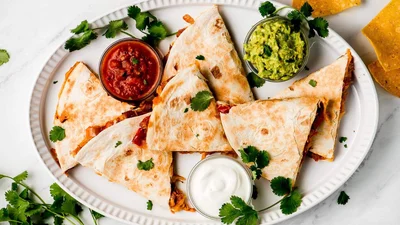 Треугольники из лаваша с колбасками и сыром – горячая закуска на скорую руку