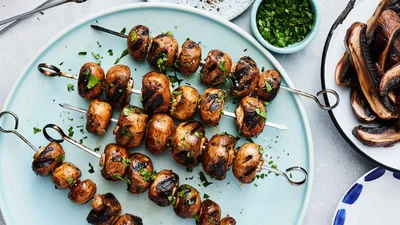 Складаємо меню на пікнік: рецепт печериць на мангалі з соєвим соусом