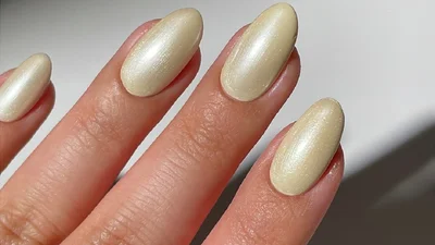 Манікюр у кольорі вершкового масла - головний б’юті-тренд літа 2025