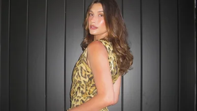 Анималистика в жарком сезоне: Хейли Бибер показала, как стильно носить "леопард" летом