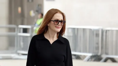 Джуліанна Мур взула сандалії, які стали найбажанішим літнім взуттям