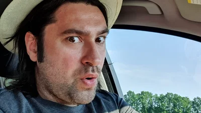 Евгений Фешак порадовал кадрами с дикими птицами, которые наведались в его двор