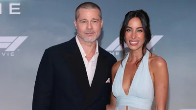 Брэд Питт в образе джентльмена, Инес де Рамон - в перьях: горячая пара на красной дорожке Нью-Йорка