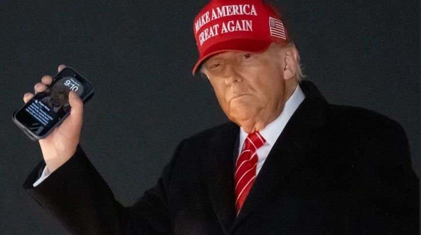 Трампофон: семья американского президента будет выпускать 'золотые' смартфоны - 731311 Трампофон: семья американского президента будет выпускать 'золотые' смартфоны - фото 731311