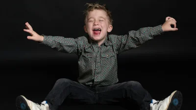 Мальчик танцует посреди улицы, и это сплошной праздник – зрители просят еще