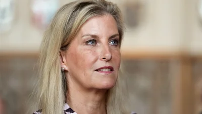 Герцогиня Софи похвасталась серьгами из розового кварца: почему они идеальны для лета