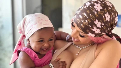 Карди Би впервые показала самую младшую дочь Блоссом от Offset: такая милая крошка