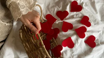 "Кохання — це…" 10 зіркових цитат, які розіб’ють серце і зцілять душу