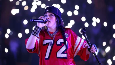 Билли Айлиш в красных бикини устроила ночное купание - певица отрывается в Барселоне