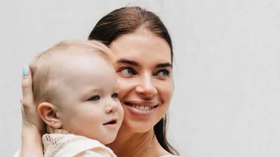 Летние луки маленькой дочери Усика - цветочек папы-чемпиона уже самостоятельно ходит