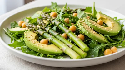 Теплий салат зі спаржею, нутом і лимонною заправкою – рецепт від нутриціолога