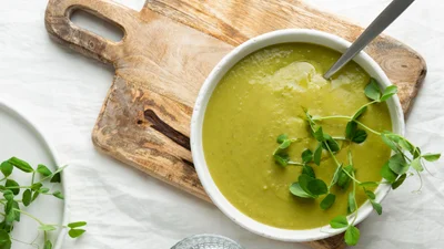 Зеленый гаспачо с огурцом, зеленью и кефиром: вкусная альтернатива окрошке на жаркое лето