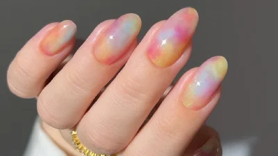 Акварель на нігтях: головний фаворит літнього манікюру 2025