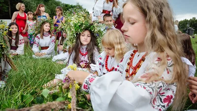 Как правильно плести венки на Ивана Купала 2025: инструкция для современных гадалок