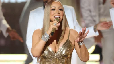 Платье-сеточка, сапоги и капронки: что не так с летним луком Мэрайи Кэри