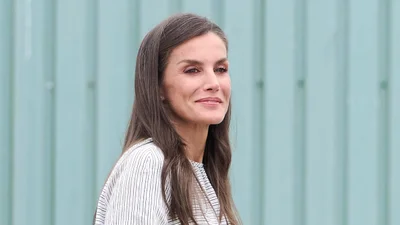 Королева Летиция посетила рыбацкую деревню в модном аутфите, который легко собрать самой