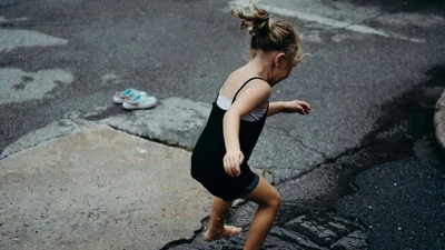 Папа учит дочь прыгать в луже - видео, которое показывает настоящую магию детства