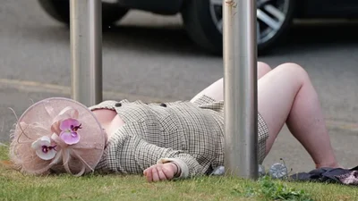 Спека на британських скачках Royal Ascot перетворила дам та серів на розтріпану босоногу знать