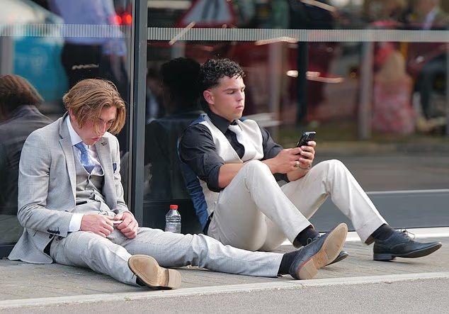 Жара на британских скачках Royal Ascot превратила дам и сэров в растрепанную босоногую знать - 732917 Жара на британских скачках Royal Ascot превратила дам и сэров в растрепанную босоногую знать - фото 732917
