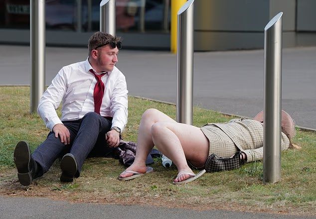 Жара на британских скачках Royal Ascot превратила дам и сэров в растрепанную босоногую знать - 732921 Жара на британских скачках Royal Ascot превратила дам и сэров в растрепанную босоногую знать - фото 732921