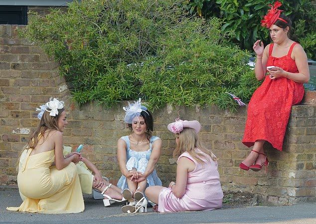 Жара на британских скачках Royal Ascot превратила дам и сэров в растрепанную босоногую знать - 732924 Жара на британских скачках Royal Ascot превратила дам и сэров в растрепанную босоногую знать - фото 732924
