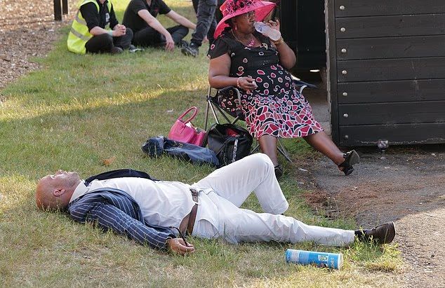 Жара на британских скачках Royal Ascot превратила дам и сэров в растрепанную босоногую знать - 732927 Жара на британских скачках Royal Ascot превратила дам и сэров в растрепанную босоногую знать - фото 732927